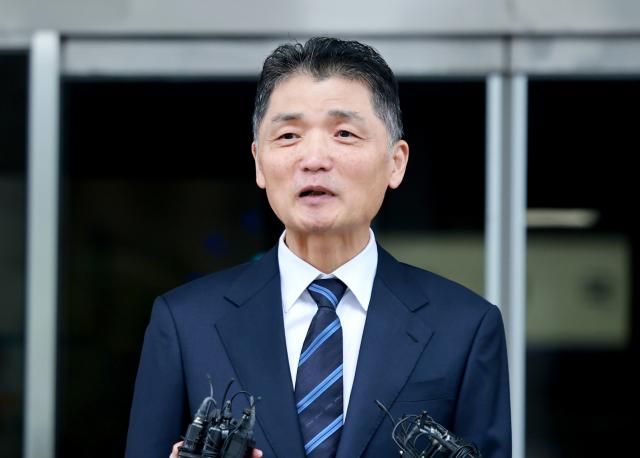 SM엔터테인먼트 시세 조종 공모 의혹을 받는 카카오 창업자 김범수 경영쇄신위원장이 21일 양천구 서울남부지방법원에서 열린 1심 선고공판에서 무죄가 선고된 뒤 법원을 떠나며 입장을 밝히고 있다사진연합뉴스