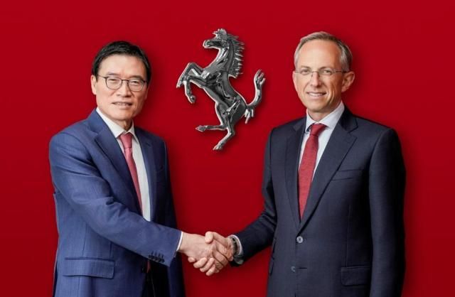  한국을 방문한 페라리 CEO 베네데토 비냐우와 김광철 FMK 대표이사가 기념 촬영을 하고 있다