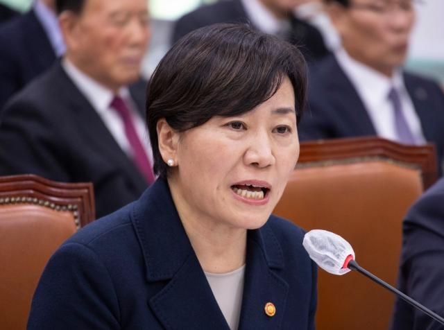 송미령 농림축산식품부 장관이 28일 국회에서 열린 2025년도 농림축산식품해양수산위원회 종합 국정감사에 출석해 의원 질의에 답하고 있다