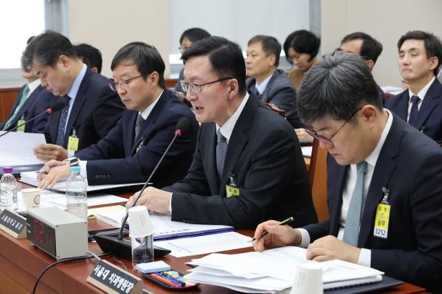 유홍림 서울대학교 총장이 28일 서울 여의도 국회 교육위원회에서 열린 서울대학교 등에 대한 국정감사에서 답변하고 있다 사진연합뉴스