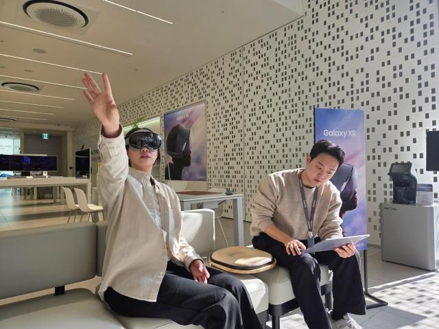 삼성스토어 홍대에서 헤드셋 형태의 모바일 기기 갤럭시 XR을 체험하는 모습 사진삼성전자