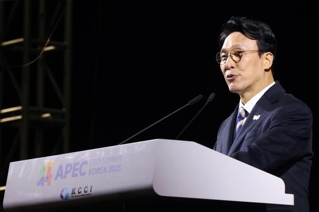 김민석 국무총리가 28일 경주 화랑마을 어울마당에서 열린 2025 APEC CEO 서밋의 첫 번째 공식 행사인 환영만찬에서 축사하고 있다사진연합뉴스