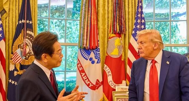 이재명 대통령이 8월 25일현지시간 미국 워싱턴DC 백악관 오벌오피스에서 열린 한미 정상회담뒤 도널드 트럼프 미국 대통령과 대화하고 있다 사진사진공동취재단