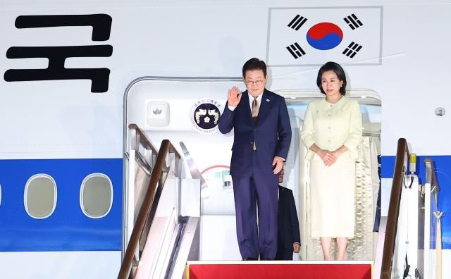 한-아세안 정상회의를 마친 이재명 대통령과 부인 김혜경 여사가 27일 경기 성남 서울공항에 도착해 공군1호기에서 인사하고 있다 사진연합뉴스