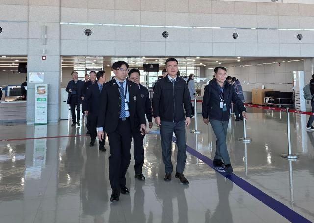 이종욱 관세청 차장사진 가운데이 28일 포항경주공항을 방문하여 2025 APEC 정상회의의 성공적 개최를 위한 최종 준비 상황을 점검하고 있다 사진관세청