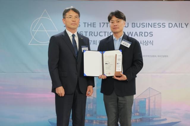 28일 오전 서울 중구 한국프레스센터에서 열린 제17회 2025년 아주경제 건설대상 시상식에서 전영삼 대한주택건설협회 기획상무이사왼쪽와 여천환 DL이앤씨 상무가 기념촬영을 하고 있다 사진유대길 기자 dbeorlf123ajunewscom