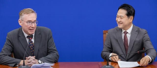 콜린 크룩스 주한영국대사가 장동혁 국민의힘 대표와 28일 오전 국회에서 만난 자리에서 발언하고 있다 사진연합뉴스