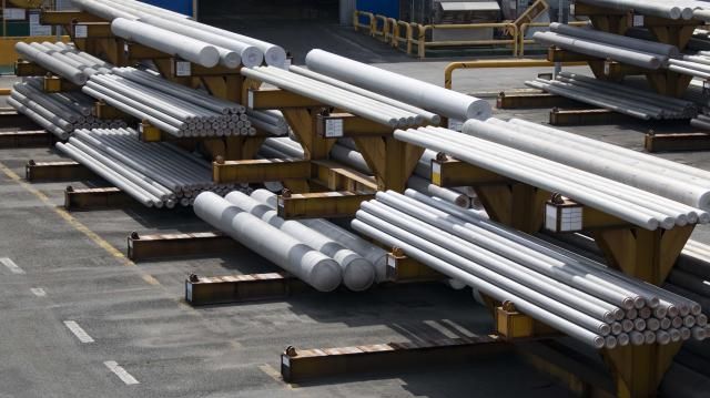 사진3_세아항공방산소재의 다양한 크기의 고강도 알루미늄 소재가 야적장에 적재되어 있다jpg