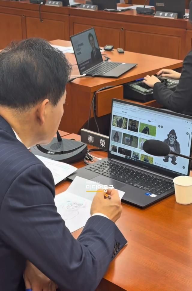 유영하 국민의힘 의원이 지난 27일 국정감사 도중에 고릴라를 그리고 있다 사진독립언론인 ‘미디어몽구’ 인스타그램 갈무리