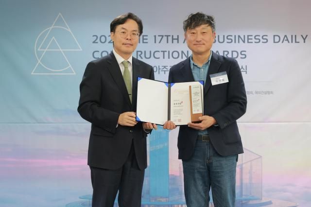 28일 오전 서울 중구 한국프레스센터에서 열린 제17회 2025년 아주경제 건설대상 시상식에서 김재식 한국주택협회 부회장왼쪽과 허연회 금호건설 상무가 기념촬영을 하고 있다 사진유대길 기자 dbeorlf123ajunewscom