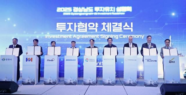 이규복 현대글로비스 대표이사오른쪽에서 두 번째가 협약 체결 후 관계자들과 기념촬영을 하고 있는 모습 사진현대글로비스