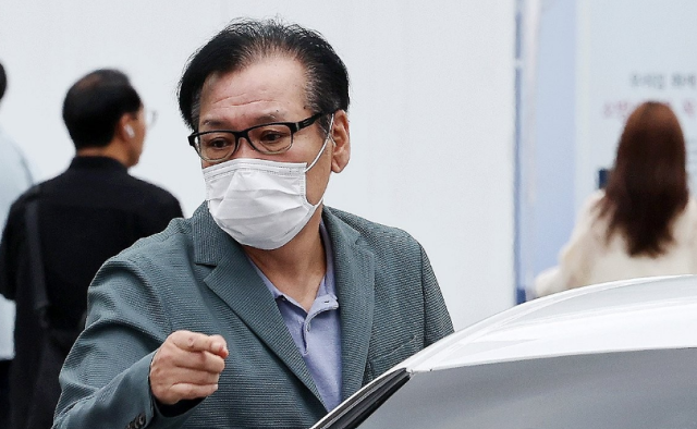 영장심사를 포기한 건진법사 전성배씨가 지난 8월 21일 민중기 특별검사팀 사무실이 마련된 서울 종로구 KT 광화문빌딩 웨스트에서 대기하기 위해 출석하고 있다 사진연합뉴스