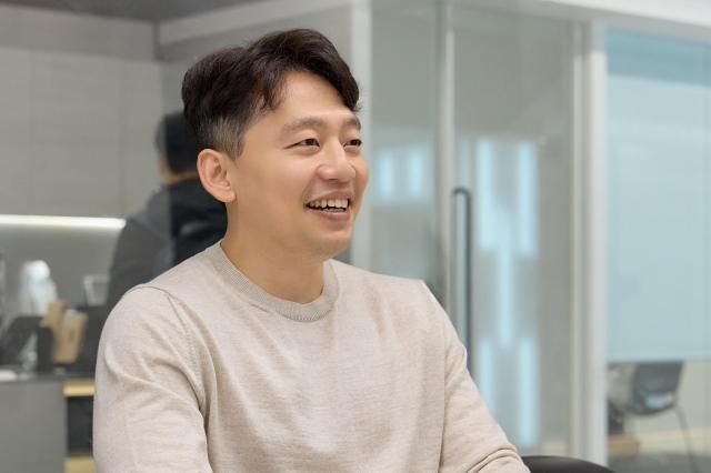 최준호 토스 TPOTechnical Product Owner가 지난 23일 서울 강남구 비바리퍼블리카 사무실에서 인터뷰를 하고 있다 사진토스 