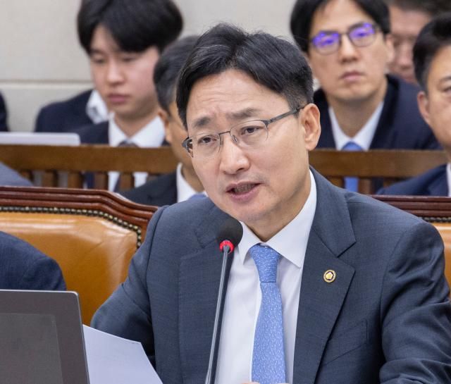 임광현 국세청장이 29일 국회 기획재정위원회에서 열린 2025년 종합 국정감사에 출석해 의원 질의에 답하고 있다 