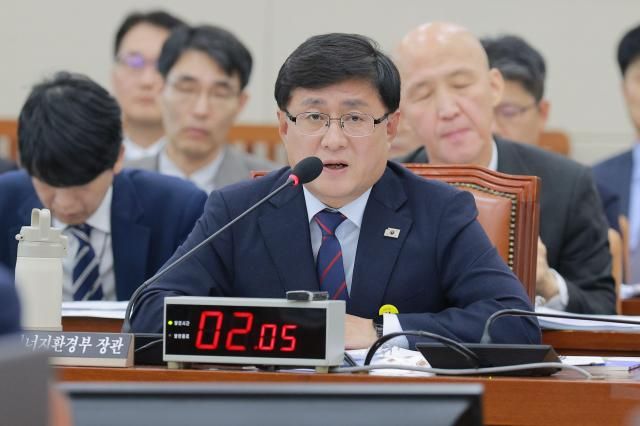 김성환 기후에너지환경부 장관이 14일 오후 서울 여의도 국회에서 열린 기후에너지환경위원회 국정감사에서 의원 질의에 답하고 있다 20251014사진유대길 기자 dbeorlf123ajunewscom
