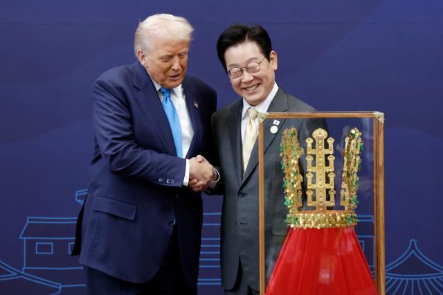 이재명 대통령이 29일 경북 경주박물관에서 도널드 트럼프 미국 대통령에게 천마총 금관 모형을 선물한 뒤 악수하고 있다 20251029 연합뉴스