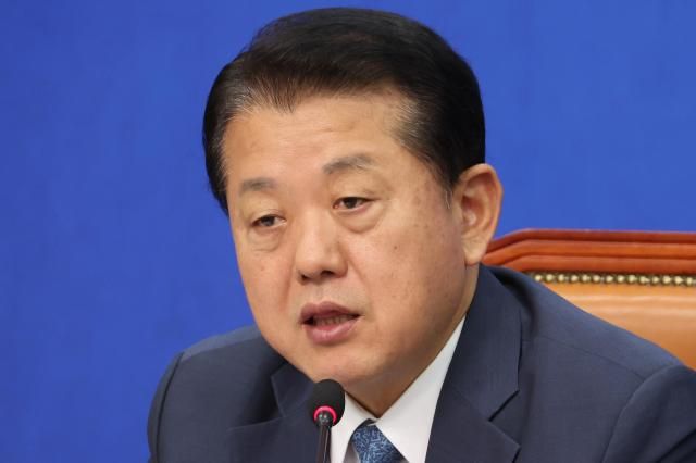 더불어민주당 재외국민안전대책단 단장인 김병주 최고위원이 지난 19일 서울 여의도 국회에서 20대 한국인 3명 구출 등 캄보디아 현지 활동 성과에 대해 브리핑하고 있다 사진연합뉴스