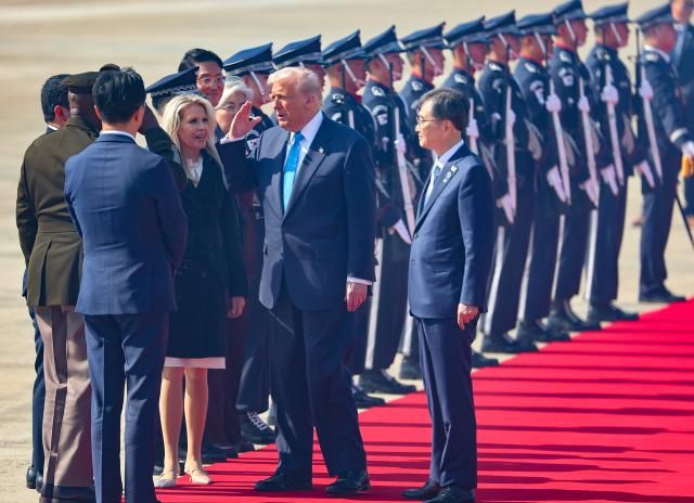 경주 APEC을 계기로 국빈 방한하는 도널드 트럼프 미국 대통령이 29일 부산 김해국제공항에 도착해 강경화 주미한국대사 조현 외교부 장관 등과 인사하고 있다사진연합뉴스