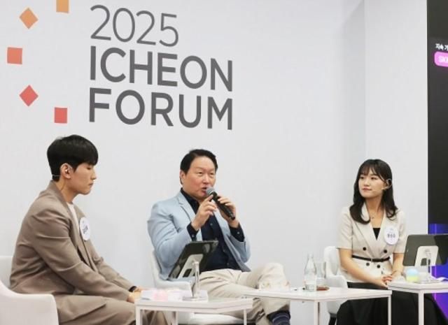 최태원 SK그룹 회장이 지난 8월 2025 이천포럼에 참석해 발언을 하고 있다 사진SK