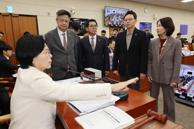 29일 국회 과학기술정보방송통신위원회에서 열린 과학기술정보통신부 등에 대한 종합감사에서 최민희 위원장이 국민의힘 의원들로부터 사퇴 요구를 받고 있다 사진연합뉴스