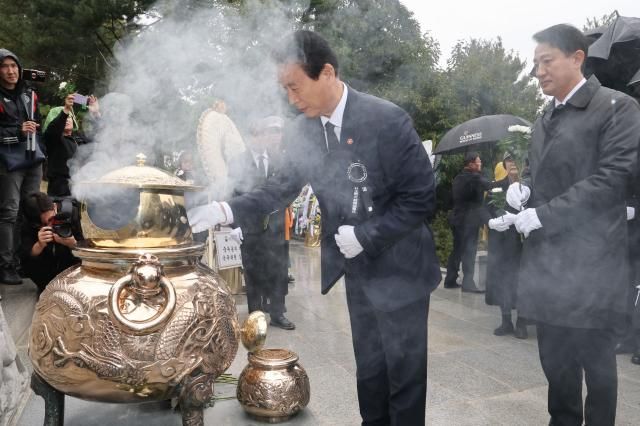 권오을 국가보훈부 장관이 지난 26일 서울 동작구 국립서울현충원에서 열린 박정희 전 대통령 서거 46주기 추모식에 참석해 박 전 대통령 묘소에서 분향하고 있다 사진연합뉴스 