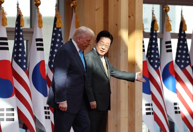 이재명 대통령이 29일 경북 경주박물관에서 열린 도널드 트럼프 미국 대통령 공식 환영식에서 트럼프 대통령을 안내하고 있다 사진연합뉴스