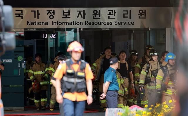 27일 대전 유성구 국가정보자원관리원국정자원에서 소방대원이 오가고 있다 전날 정부 전산시스템이 있는 국정자원에서 무정전·전원 장치UPS용 리튬이온 배터리 화재가 발생해 정부 전산 서비스가 대규모로 마비됐다 사진연합뉴스