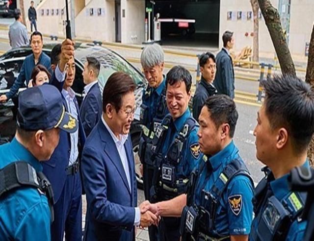 이재명 대통령이 추석 연휴 첫날인 3일 서울 중구 중부경찰서 약수지구대를 방문해 추석 연휴 근무 직원들을 격려하고 있다 사진대통령실