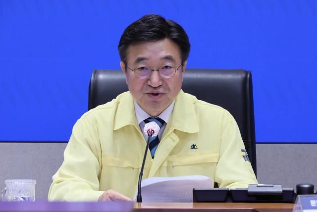 윤호중 행정안전부 장관이 3일 서울 종로구 정부서울청사에서 국가정보자원관리원 행정정보 시스템 화재 관련 중앙재난안전대책본부 9차 회의를 주재하고 있다 사진연합뉴스