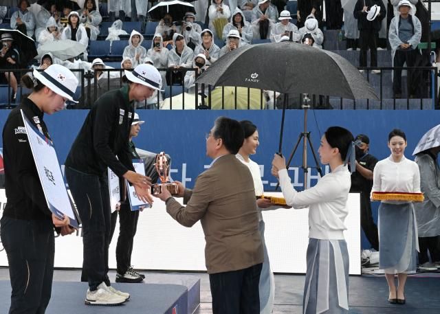 장재훈 현대차그룹 부회장이 3일 광주 동구 518 민주광장 특설경기장에서 열린 현대자동차 정몽구배 한국양궁대회 2025 여자 리커브 결승전에서 우승을 차지한 임시현 선수에게 우승 트로피를 수여하며 축하하고 있다 사진현대차