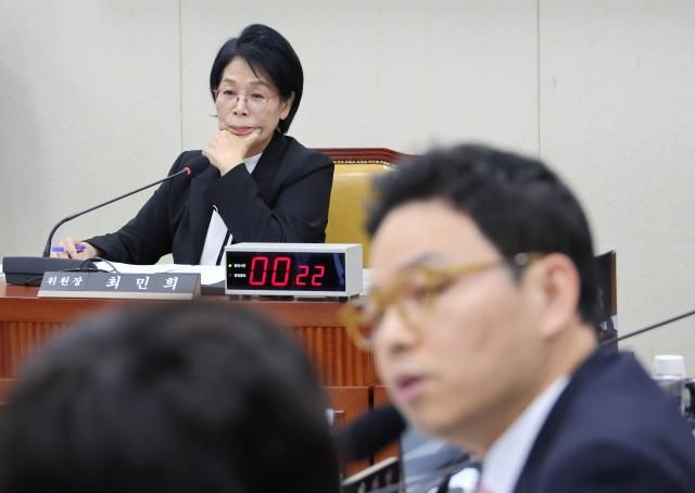30일 국회 과학기술정보방송통신위원회에서 열린 종합감사에서 최민희 위원장이 국민의힘 박정훈 의원의 사퇴 요구 발언을 듣고 있다 사진연합뉴스