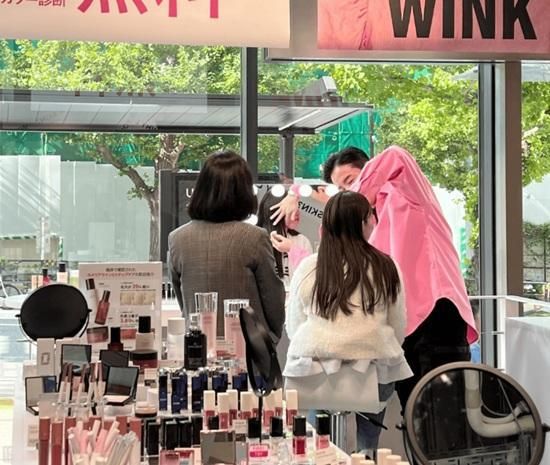 와이레스YLESS 도쿄 하라주쿠 팝업스토어에서 퍼스널컬러 진단을 받고 있는 고객 사진와이레스