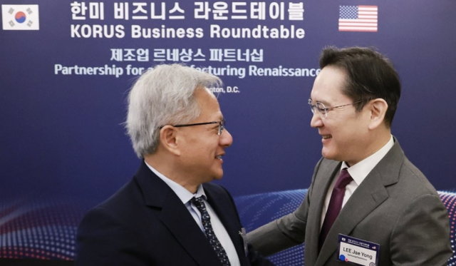 이재용 삼성전자 회장이 지난 8월 미국 워싱턴DC 윌라드 호텔에서 열린 한미 비즈니스 라운드 테이블 리셉션에 참석해 젠슨 황 엔비디아 최고경영자CEO와 인사하고 있다 사진연합뉴스