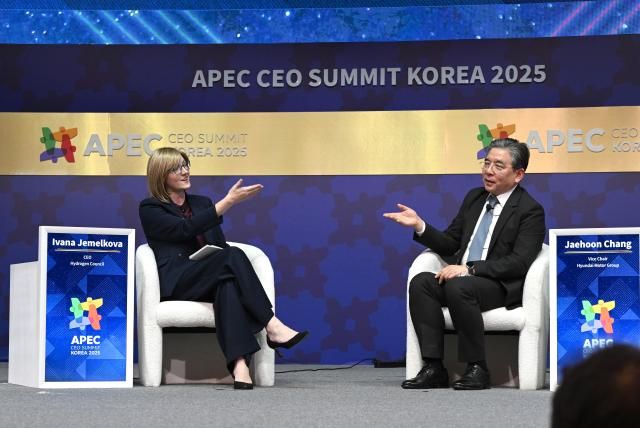 왼쪽부터 이바나 제멜코바 수소위원회 CEO 장재훈 현대차그룹 부회장이 APEC CEO 서밋 수소 세션에서 대담을 진행 중인 모습
