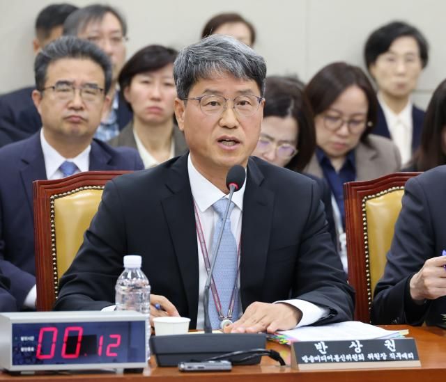 반상권 방송미디어통신위원회 위원장이 30일 국회 과학기술정보방송통신위원회에서 열린 종합감사에서 의원 질의에 답변하고 있다 사진연합뉴스