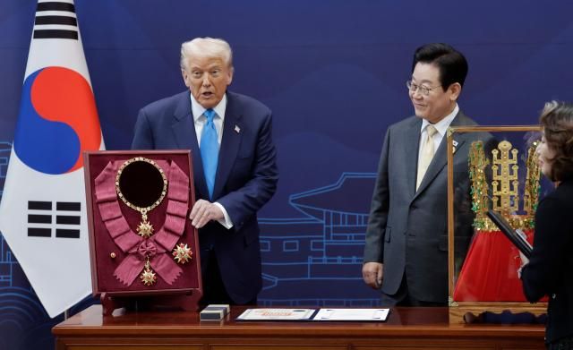 29일 이재명 대통령이 경북 경주박물관에서 도널드 트럼프 미국 대통령에게 천마총 금관 모형을 선물하며 설명하고 있다사진대통령실통신사진기자단