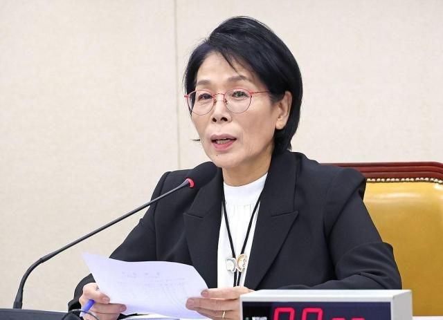 30일 국회 과학기술정보방송통신위원회에서 열린 종합감사에서 최민희 위원장이 발언하고 있다 사진연합뉴스