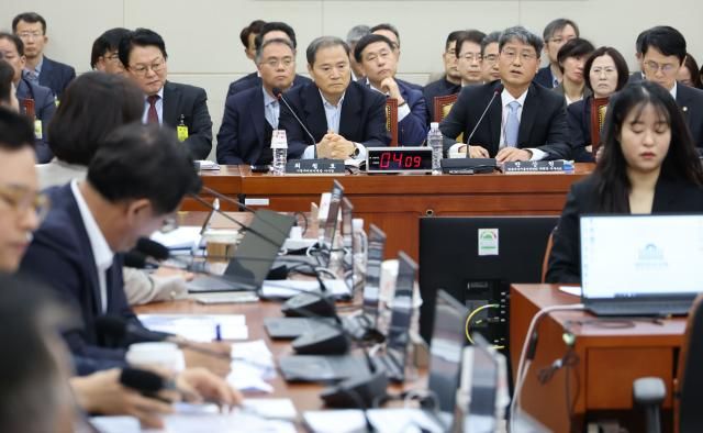 반상권 방송미디어통신위원회 위원장이 30일 국회 과학기술정보방송통신위원회에서 열린 종합감사에서 의원 질의에 답변하고 있다 사진연합뉴스