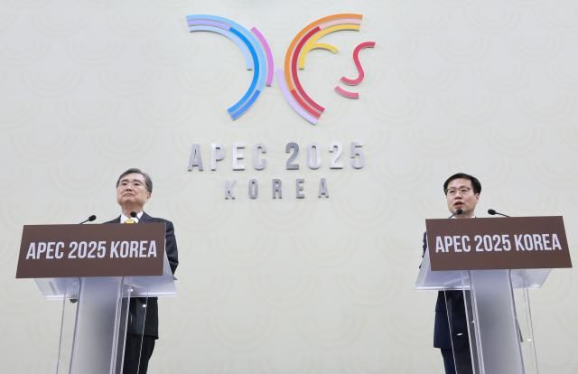 여한구 산업통상부 통상교섭본부장오른쪽이 30일 경주 국제미디어센터에서 열린 APEC 합동각료회의AMM 기자회견에서 취재진 질문에 답하고 있다 사진연합뉴스