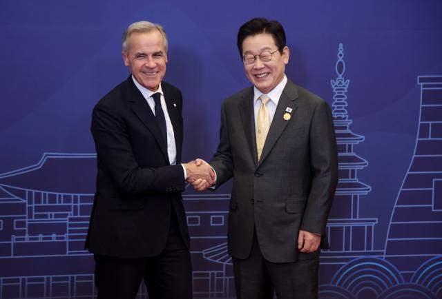 이재명 대통령이 29일 경북 경주시 힐튼호텔 그랜드볼룸에서 열린 대통령 주최 정상 특별 만찬에 앞서 마크 카니 캐나다 총리를 영접하고 있다 사진연합뉴스