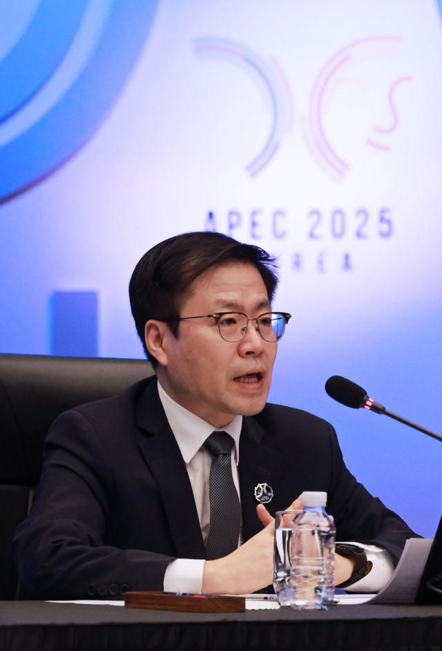 여한구 산업통상부 통상교섭본부장이 30일 경주 소노캄에서 열린 APEC 합동각료회의AMM 본회의에서 개회사를 하고 있다사진연합뉴스