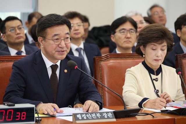 윤호중 행정안전부 장관이 30일 서울 여의도 국회 행정안전위원회에서 열린 종합감사에서 답변하고 있다 사진연합뉴스