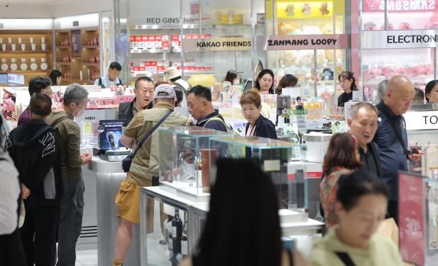 북적이는 면세점 서울연합뉴스 류영석 기자 중국 단체관광객 무비자 입국 정책에 따라 주요 유통 매장들이 관광객 수요에 맞춘 행사 및 제품들을 준비하는 가운데 30일 서울 중구 신세계면세점 명동점에서 중국인 등 관광객들이 매장을 둘러보고 있다 2025930 ondolynacokr2025-09-30 155446 저작권자 ⓒ ㈜연합뉴스 무단 전재 재배포 금지 AI 학습 및 활용 금지저작권자 ⓒ ㈜연합뉴스 무단 전재 재배포 금지 AI 학습 및 활용 금지