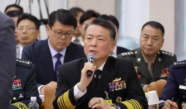 강동길 해군참모총장이 30일 국회 국방위원회에서 열린 2025년도 종합 국정감사에 출석해 전날 한미정상회담에서 논의된 핵추진 잠수함 추진과 관련한 질의에 답하고 있다 사진연합뉴스 