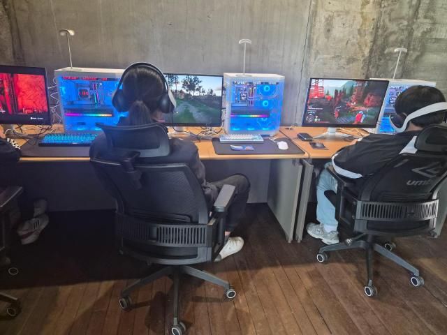 2층 체험존에서 붉은사막은 즐기고 있는 방문객 모습 사진한영훈 기자