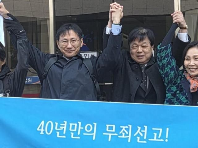 칼 마르크스의 자본론을 보관하고 있다가 불법 구금돼 옥살이했던 정진태오른쪽 두번재씨가 지난 28일 서울 양천구 서울남부지법에서 열린 국가보안법 위반 재심 선고공판에서 무죄를 선고 받은 뒤 최정규 변호사왼쪽 등과 함께 기뻐하고 있다 사진연합뉴스