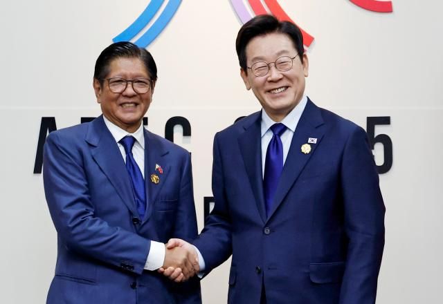 이재명 대통령과 페르디난드 마르코스 필리핀 대통령이 31일 APEC 정상회의장인 경북 경주화백컨벤션센터에서 정상회담 전 기념촬영하고 있다사진연합뉴스