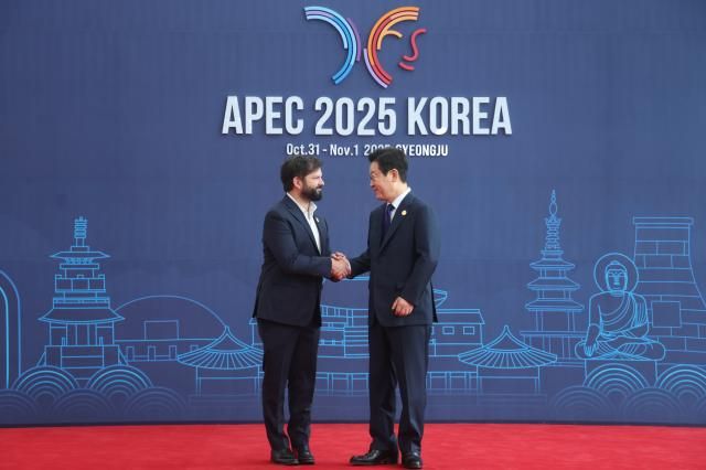 이재명 대통령이 31일 경주화백컨벤션센터HICO에서 열린 2025 아시아태평양경제협력체APEC 정상회의에 참석한 가브리엘 보리치 칠레 대통령을 맞이하고 있다사진연합뉴스