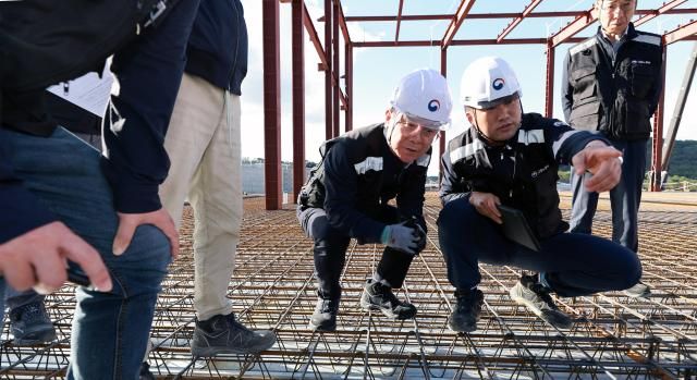 김영훈 고용노동부 장관이 지난 24일 충남 아산시 물류창고 신축공사 현장을 찾아 안전관리 실태를 점검하고 있다 사진고용노동부