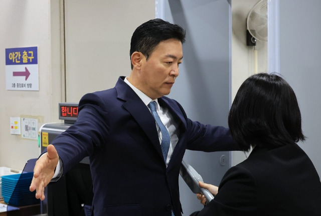 김성훈 전 대통령 경호처 차장이 31일 서울 서초구 서울중앙지법에서 열린 윤석열 전 대통령의 특수공무 집행방해 등 혐의 재판에 증인으로 출석하고 있다 사진연합뉴스